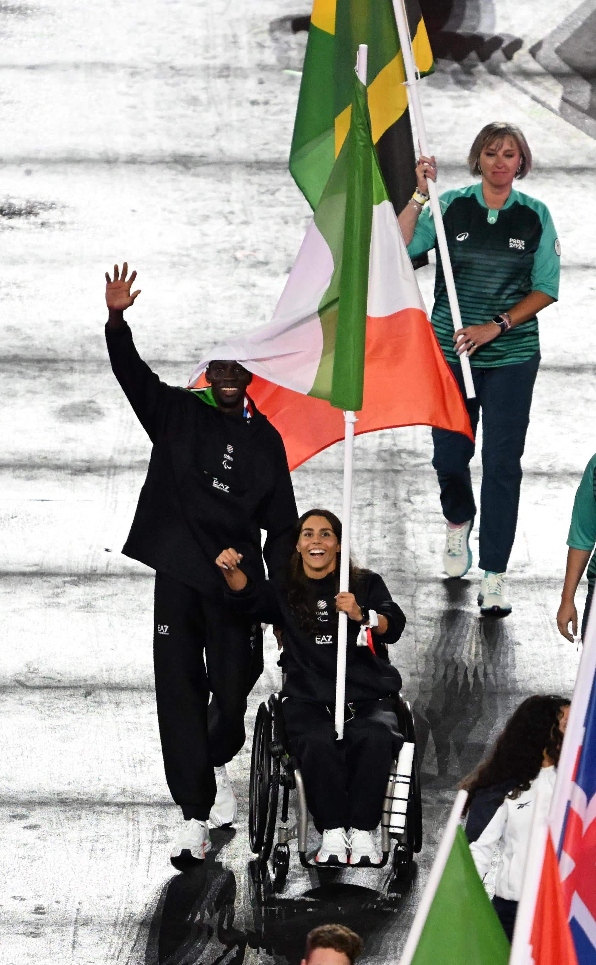 La nuotatrice Domiziana Mecenate e Ndiaga Dieng, i due portabandiera della delegazione italiana nella Cerimonia di chiusura dei Giochi Paralimpici allo Stade de France