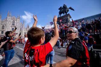 Il Milan festeggia la vittoria dello scudetto: il bus scoperto per le vie di Milano