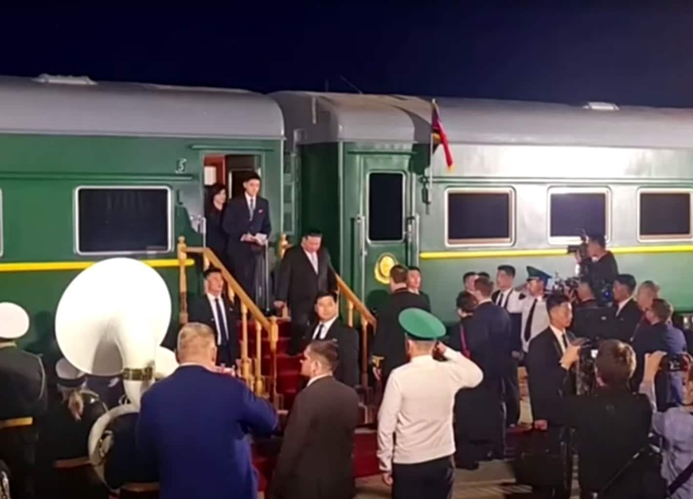 Kim scende dal treno in Russia