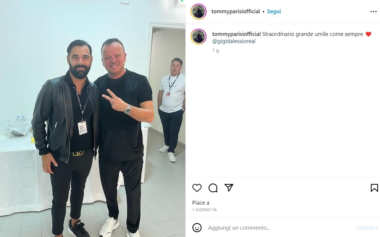 Gigi D'Alessio in concerto di Bari, la foto con Tommy Parisi, cantante  neomelodico e figlio di un boss