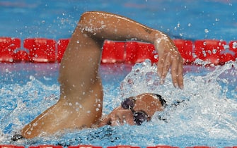 epa11150531 Winner Simona Quadarella of Italy competes in a Women 1500m Freestyle finals at the FINA World Aquatics Championships Doha 2024 in Doha, Qatar, 13 February 2024.  EPA/MOHAMED MESSARA