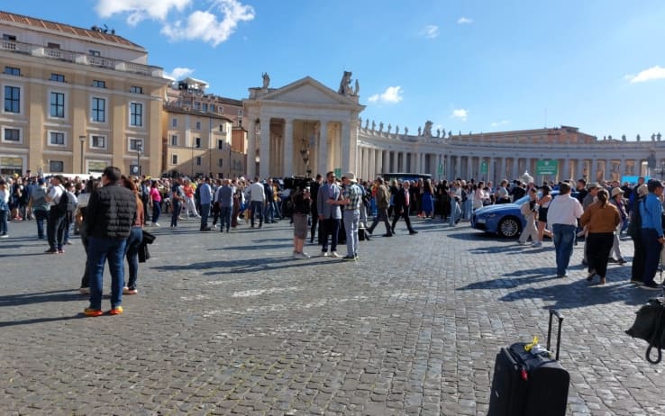 Piazza San Pietro torna a riempirsi per la prossima fumata
