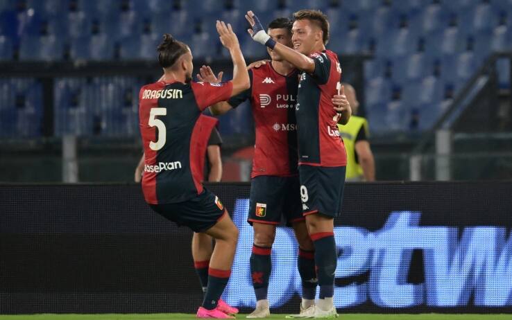 I giocatori del Genoa festeggiano il vantaggio