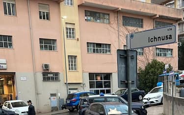 (ANSA) - NUORO, 25 SET - Un uomo ha compiuto una strage familiare, in due diverse abitazioni, questa mattina a Nuoro e poi si è tolto la vita. Il bilancio - secondo le primissime informazioni - è di tre morti e quattro feriti. A sparare sarebbe stato il capo famiglia che ha ucciso la moglie e la figlia e ferito altri due figli piccoli, più un vicino di casa. L'uomo sarebbe poi andato nell'abitazione della madre sparandole contro e ferendola gravemente alla testa, poi si è tolto la vita. Sul posto le ambulanze del 118, Polizia e Carabinieri che stanno ricostruendo la dinamica dell'accaduto. (ANSA).