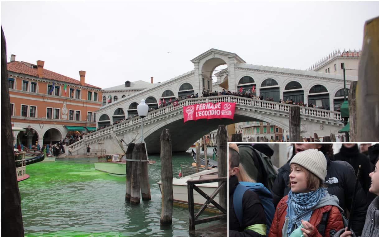 Venezia, attivisti clima tingono di verde il Canal Grande