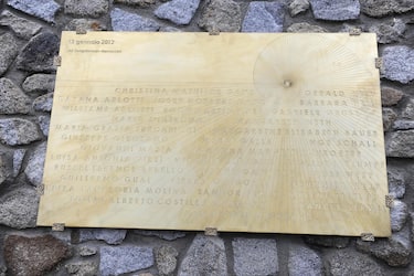 La lapide a ricordo della tragedia della Costa Concordia, posta sul Molo Rosso del porto dell'Isola del Giglio, 13 Gennaio 2013.               ANSA / MAURIZIO BRAMBATTI