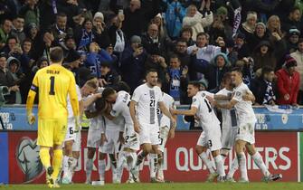 epa10986815 Slovenia's Benjamin Verbic celebrates with teammates after scoring the 2-1 during the UEFA EURO 2024 Group H qualification match between Slovenia and Kazakhstan in Ljubljana, Slovenia, 20 November 2023.  EPA/ANTONIO BAT