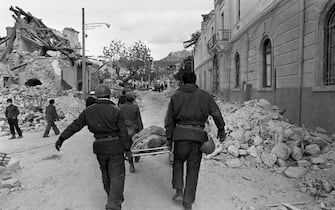 TERREMOTO DELL IRPINIA DEL 23 NOVEMBRE 1980 - CALABRITTO ( - 2009-04-07, Napoli / IPA) p.s. la foto e' utilizzabile nel rispetto del contesto in cui e' stata scattata, e senza intento diffamatorio del decoro delle persone rappresentate