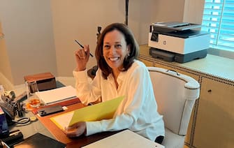 La vicepresidente degli Stati Uniti Kamala Harris è positiva al Covid-19 ed è in autoisolamento nella sua residenza, da dove continua a lavorare