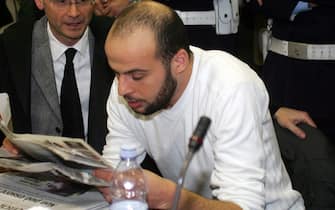 20080129-CRO-COMO-PROCESSO STRAGE DI ERBA
Azouz Marzouk legge ilgiornale durante una pausa della prima udienza del processo sulla strage di Erba.
MATTEO BAZZI / ANSA