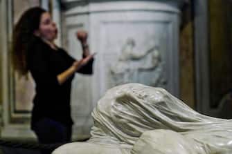Una guida usa la lingua italiana dei segni, per i non udenti, nella Cappella Sansevero, il monumento che nel centro storico di Napoli ospita la famosa statua del Cristo velato, 18 settembre 2018.
ANSA / CIRO FUSCO