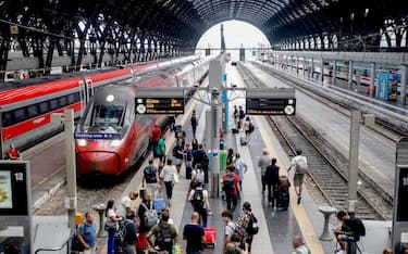 Disagi per i passeggeri a causa dello sciopero dei treni in stazione centrale a Milano, 13 luglio 2023. ANSA/MOURAD BALTI TOUATI (treno, stazione, larga, passeggeri, generica, simbolica, vacanze, valigie, pendolari, ferie, viaggio, partenze)
