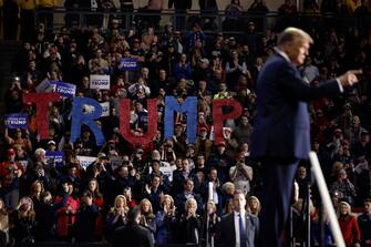 Donald Trump ha fatto il suo primo comizio in New Hampshire, dopo la storica vittoria in Iowa, con accanto Vivek Ramaswamy, l’imprenditore tech di origine indiane che si è ritirato dopo la prima tappa delle primarie presidenziali repubblicane dandogli subito il suo endorsement. E che ora probabilmente è a caccia di un posto nella futura eventuale amministrazione Trump, come suggeriscono alcuni media Usa