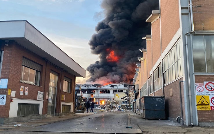 L'incendio scoppiato in un edificio industriale a Beinasco