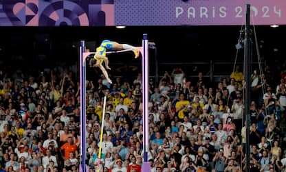 Olimpiadi, Duplantis vola a 6.25, è record del mondo dell'asta