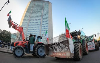 L’arrivo dei trattori davanti al Pirellone, Milano, 1 Febbraio 2024. /// Farmers taking part in a protest action arrive at the Pirelli skyscraper, seat of the Lombardy Regional Council, in Milan, Italy, 01 February 2024.
ANSA/MATTEO CORNER