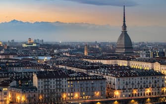 Panoramica di Torino con la sua Mole Antonelliana alle prime ore del crepuscolo