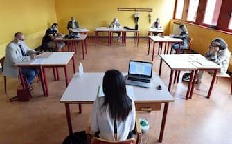 Una studentessa inizia il colloquio al liceo Alfieri di Torino durante il primo giorno degli esami di maturitÃ , 17 gugno 2020. ANSA/ALESSANDRO DI MARCO