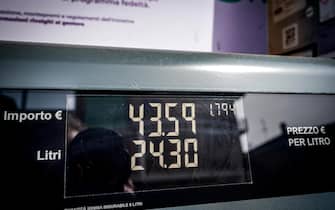 Aumento del prezzo della benzina e del gasolio, ai massimi dopo sei mesi, alla pompa di un benzinaio .Torino 08 aprile 2024 ANSA/TINO ROMANO
