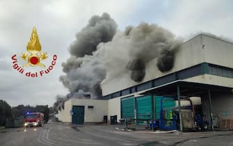 Un vasto incendio é divampato all'interno dell'impianto di trattamento dei rifiuti di Malagrotta a Roma, 24 dicembre 2023. Sul posto i vigili del fuoco con quattro squadre. A quanto riferito dai pompieri, l'impianto interessato è il TMB1. Una colonna di fumo si è sollevata sulla zona.
ANSA/ VIGILI DEL FUOCO
+++ ANSA PROVIDES ACCESS TO THIS HANDOUT PHOTO TO BE USED SOLELY TO ILLUSTRATE NEWS REPORTING OR COMMENTARY ON THE FACTS OR EVENTS DEPICTED IN THIS IMAGE; NO ARCHIVING; NO LICENSING +++ NPK +++