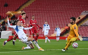 epa08842374 Josip Ilicic (L) of Atalanta scores the 1-0 lead against Liverpool goalkeeper Alisson (R) during the UEFA Champions League group D soccer match between Liverpool FC and Atalanta Bergamo in Liverpool, Britain, 25 November 2020.  EPA/Laurence Griffiths / POOL