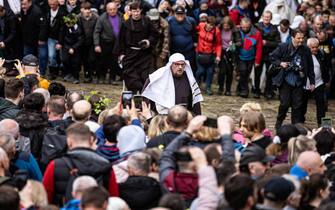 Il Venerdì Santo in Polonia epa12038542 People attend Good Friday Mystery of the Passion of Christ play in Kalwaria Zebrzydowska, south Poland, 18 April 2025. The Kalwaria Passion Play is among the largest events of its kind within the Polish Church, featuring seminarians from the Kalwaria Theological Seminary and laypeople portraying historical figures from two thousand years ago. The tradition of the mystery play in Kalwaria Zebrzydowska dates back to the establishment of the sanctuary in the early 17th century. EPA/Art Service POLAND OUT