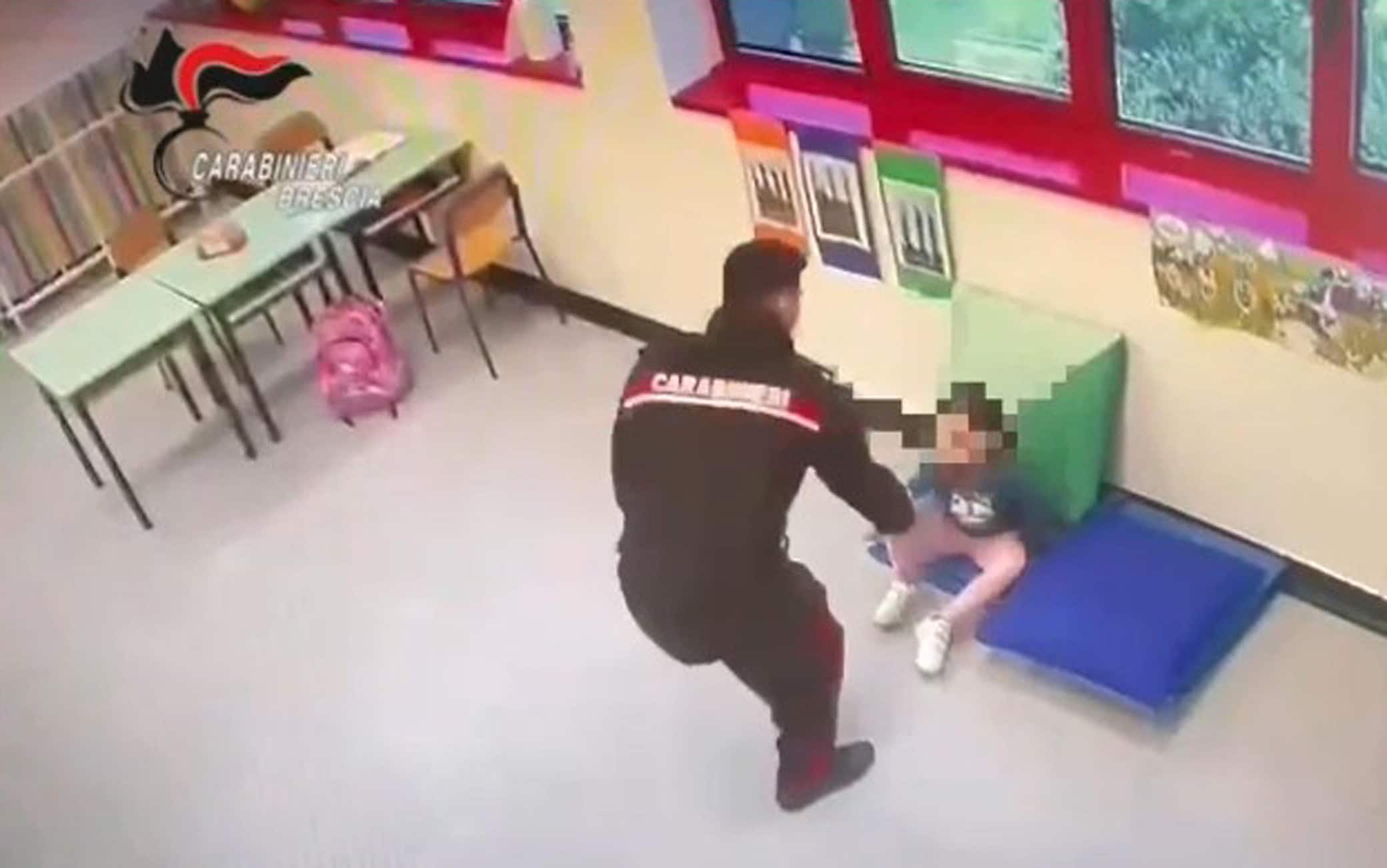Una assistente scolastica è stata arrestata dai carabinieri di Brescia per maltrattamenti e lesioni aggravate ai danni di una bambina disabile che seguiva, 29 aprile 2022. L'arresto è scattato in flagranza di reato dopo che le indagini erano iniziate dalla denuncia dei genitori che hanno riferito di aver rinvenuto sul corpo inconfutabili segni di violenza fisica. Sono state pertanto attivate immediatamente le indagini, anche mediante l'installazione all'interno dell'aula di telecamere ambientali occultate, che hanno consentito repentinamente di riscontrare quanto denunciato. Grazie alle telecamere nascoste, i militari hanno appurato che durante l'orario scolastico l'assistente avrebbe commesso ripetute violenze fisiche. I carabinieri sono quindi intervenuti immediatamente a scuola, portando via dall'aula l'assistente che è stata immediatamente tratta in arresto in quanto ritenuta presunta responsabile di maltrattamenti pluriaggravati e lesioni aggravate a danno di un minore con disabilità.
ANSA/ US/ CARABINIERI
+++ ANSA PROVIDES ACCESS TO THIS HANDOUT PHOTO TO BE USED SOLELY TO ILLUSTRATE NEWS REPORTING OR COMMENTARY ON THE FACTS OR EVENTS DEPICTED IN THIS IMAGE; NO ARCHIVING; NO LICENSING +++