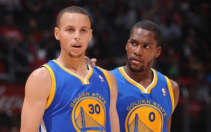 Douglas con Steph Curry. Toney ha giocato a Golden State 24 gare fra il giugno 2013 e il gennaio 2014