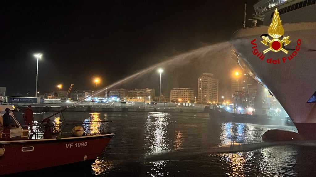 Vigili del fuoco al lavoro per tutta la notte al porto di Palermo