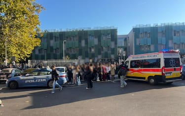 È scattato il protocollo per le maxi emergenze, a Pescara, al liceo statale Marconi, dopo che una sostanza si è sprigionata nella struttura. La Asl del capoluogo adriatico ha allestito un Posto medico avanzato: sul posto tre medici del 118, tre infermieri, 20 soccorritori e cinque ambulanze. Tante le persone che hanno avvertito malori. Quattro sono in pronto soccorso a Pescara (una docente e tre alunni), mentre un'altra è all'ospedale di Chieti. Altre persone vengono trattate sul posto. Tra gli intossicati ci sarebbero anche alcuni vigili del fuoco. Si tratterebbe, si apprende da fonti sanitarie, di intossicazioni da ammoniaca, che presumibilmente si è sprigionata da un laboratorio per cause in corso di accertamento. Lanciato l'allarme, l'istituto è stato subito evacuato.
ANSA/PAOLO RENZETTI