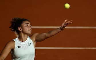 epa11393756 Jasmine Paolini of Italy in action during her Women's Singles semi final match against Mirra Andreeva of Russia during the French Open Grand Slam tennis tournament at Roland Garros in Paris, France, 06 June 2024.  EPA/YOAN VALAT