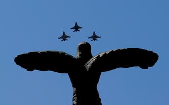 epa10757585 A formation of two military jet fighters F-16 Fighting Falcon, belonging to the Romanian Air Force, fly over the Statue of Air Heroes during a ceremony marking the Aviation Day and Air Force Day, in Bucharest, Romania, 20 July 2023. The Romanian Aviation and Air Force Day is celebrated every year on 20 July, when the Holy Prophet Elijah, considered the spiritual protector of the pilots, is celebrated by the Romanian orthodox believers.  EPA/ROBERT GHEMENT