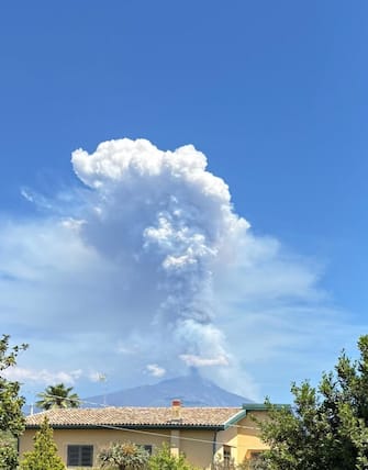 Eruzione dell'Etna vista da San Giovanni La Punta (Catania), 2 giugno 2025. ANSA / DOMENICO MAUGERI (npk)