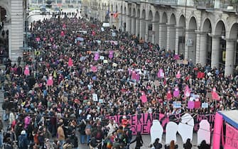 Corteo organizzato dal movimento non una di meno in occasione della festa della donna a Torino, 8 marzo 2023. ANSA/ALESSANDRO DI MARCO