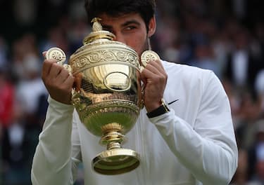 epa10750274 Carlos Alcaraz of Spain poses with the trophy after winning his Men's Singles final match against Novak Djokovic of Serbia at the Wimbledon Championships, Wimbledon, Britain, 16 July 2023.  EPA/NEIL HALL   EDITORIAL USE ONLY