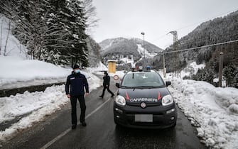 Valleve (Bg) - una valanga blocca la strada provinciale