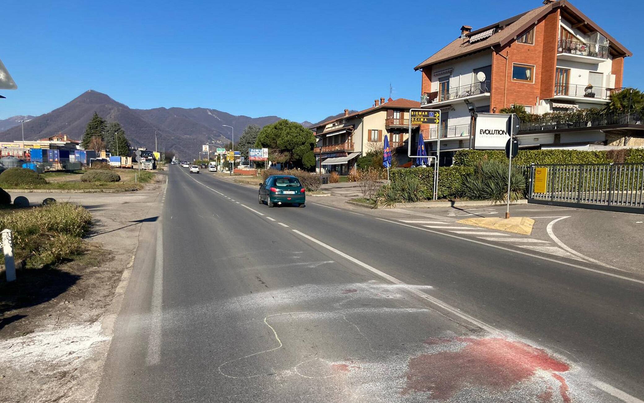 Il punto in cui due giovani di 21 e 24 anni sono morti dopo essere stati travolti da un'auto a Paladina, nel Bergamasco, sull'ex statale della Valle Brembana, nei pressi di un locale, 19 dicembre 2021. 
ANSA/ TIZIANO MANZONI