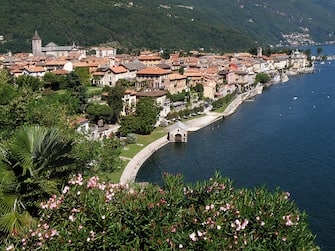 La costa a Cannobio, in provincia del Verbano-Cusio-Ossola, che quest'anno ha conquistato la Bandiera Bliu. Immagine tratta da Wikipedia.    ANSA/ WIKIPEDIA    OLYMPUS DIGITAL CAMERA    ++++ ANSA PROVIDES ACCESS TO THIS HANDOUT PHOTO TO BE USED SOLELY TO ILLUSTRATE NEWS REPORTING OR COMMENTARY ON THE FACTS OR EVENTS DEPICTED IN THIS IMAGE. NO SALE, NO ARCHIVING, NO LICENSING ++++         