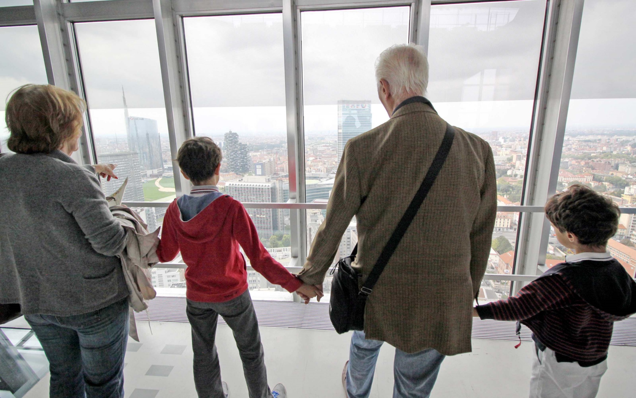 INIZIATIVA " CON I NONNI AL PIRELLONE ", VISITE AL BELVEDERE DEL PIRELLONE REGIONE LOMBARDIA CON NONNI E NIPOTI (MILANO - 2015-09-27, ALBERTO CATTANEO) p.s. la foto e' utilizzabile nel rispetto del contesto in cui e' stata scattata, e senza intento diffamatorio del decoro delle persone rappresentate