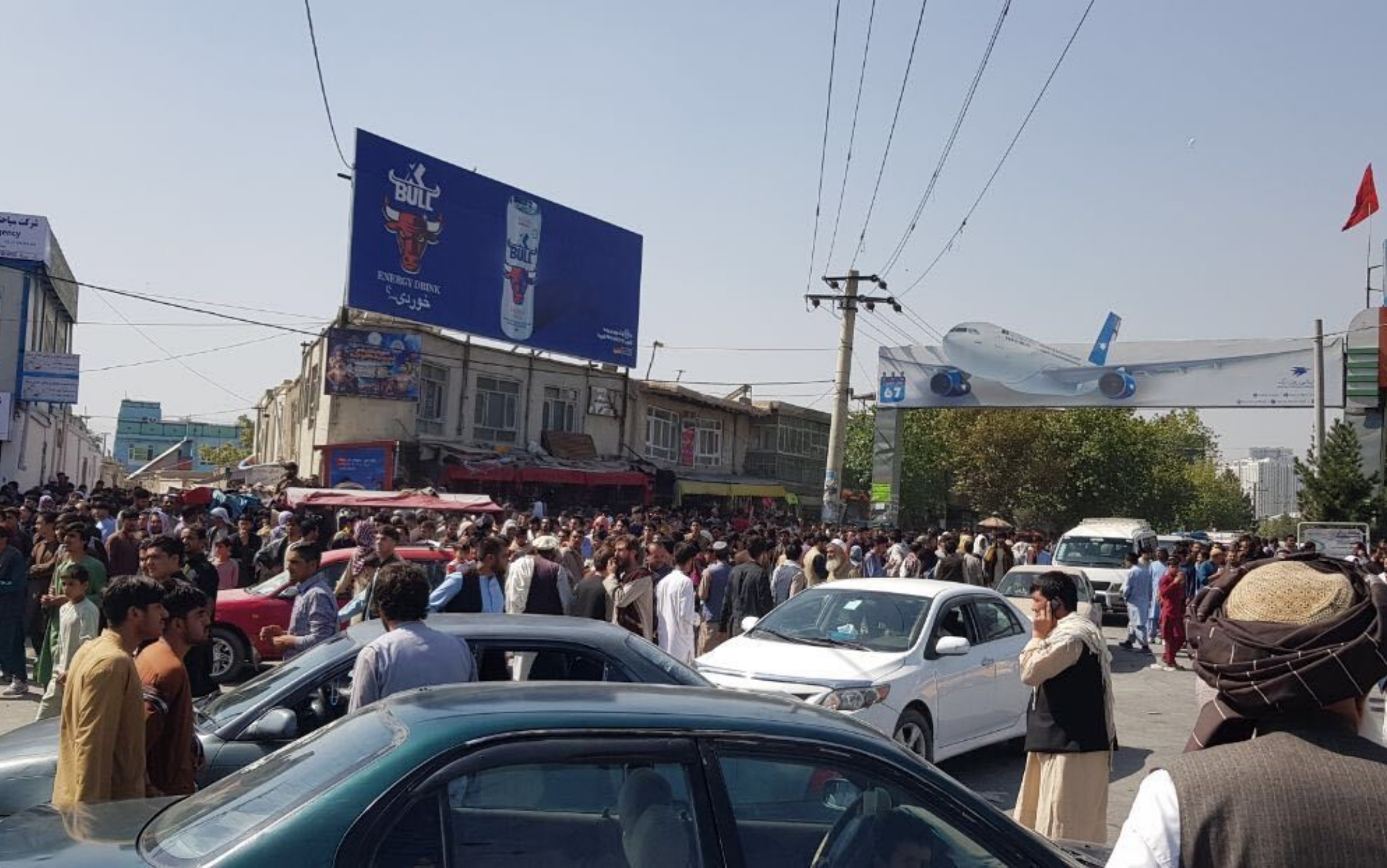 Afghanistan, cittadini in fuga dai talebani all'aeroporto