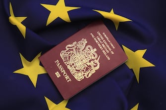 516155330