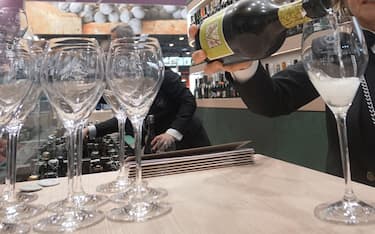 Una immagine su stand e prodotti del Consorzio del Prosecco a Vinitaly, Verona, 3 aprile 2023. ANSACOM/ANDREA MEROLA NPK