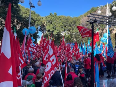 Manifestazione a Cagliari nell'ambito dello sciopero indetto da Cgil e Uil, Cagliari, 17 novembre 2023.
ANSA/ STEFANO AMBU