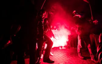 Manifestanti davanti il Viminale durante la manifestazione dalla Rete degli Studenti Medi ÒContro le manganellate e la gestione del ministro dell'Interno Matteo Piantedosi" in riferimento agli eventi accaduti a Pisa, Firenze e Catania, tra manifestanti e Forze dell'Ordine, Roma, 25 febbraio 2024. ANSA/ANGELO CARCONI