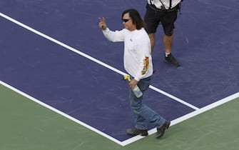 epa11221362 Lance of Killer Bee Live Removal acknowledges the crowd after the match between Alexander Zverev of Germany and Carlos Alcaraz of Spain was suspended due to a bee invasion during the BNP Paribas Open in Indian Wells, California, USA, 14 March 2024.  EPA/JOHN G. MABANGLO
