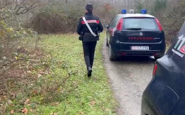 I Carabinieri sul luogo in cui un uomo è morto sbranato da alcuni rottweiler mentre faceva jogging nei pressi del parco di Manziana, vicino Roma, 11 febbraio 2024. ANSA/ US/ CARABINIERI +++ ANSA PROVIDES ACCESS TO THIS HANDOUT PHOTO TO BE USED SOLELY TO ILLUSTRATE NEWS REPORTING OR COMMENTARY ON THE FACTS OR EVENTS DEPICTED IN THIS IMAGE; NO ARCHIVING; NO LICENSING +++ NPK +++