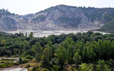 Il cratere della Solfatara a Pozzuoli chiuso dopo la morte di una famiglia che era in visita al sito vulcanico, 27 settembre 2023./// The Solfatara crater in Pozzuoli closed after the death of a family who was visiting the volcanic site, 27 September 2023. A 4.2-magnitude earthquake hit the Campi Flegrei (Phlegraean Fields) area near to Naples at 3:35 on Wednesday. Mauro Antonio Di Vito, the director of the Vesuvius Observatory of the National Institute of Geophysics and Volcanology (INGV), told ANSA that it was the biggest quake to hit the area in 40 years. ANSA/CIRO FUSCO