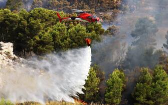 Alcamo (TP) - CONTINUA A BRUCIARE MONTE BONIFATO IN AZIONE DUE CANADAIR E UN ELICOTTERO DELLA FORESTALE nella foto il vasto incendio su Monte Bonifato in fumo ettari di bosco in azione due canadair e un elicottero della forestale (Alcamo (TP) - 2023-07-17, Mattia Torretta) p.s. la foto e' utilizzabile nel rispetto del contesto in cui e' stata scattata, e senza intento diffamatorio del decoro delle persone rappresentate