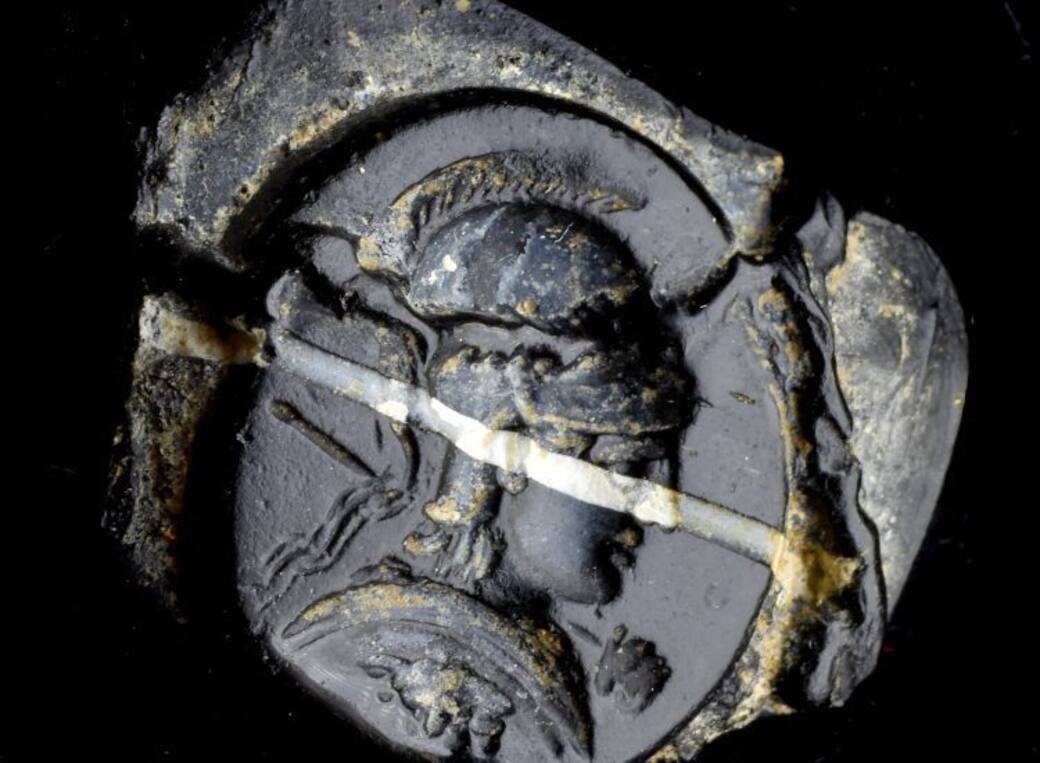 Intaglio-with-profile-bust-of-Minerva-or-Athena-in-black-glass-with-white-band-Roman-1st-c.-BC-1st-c.-AD.-20235006.34-750x550.jpg