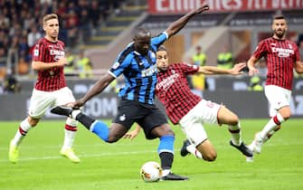 Milan's Ricardo Rodriguez (R) and Inter's Romelu Lukaku in action during the Italian Serie A soccer match AC Milan vs FC Inter at the Giuseppe Meazza stadium in Milan, Italy, 21 September 2019.
ANSA/MATTEO BAZZI